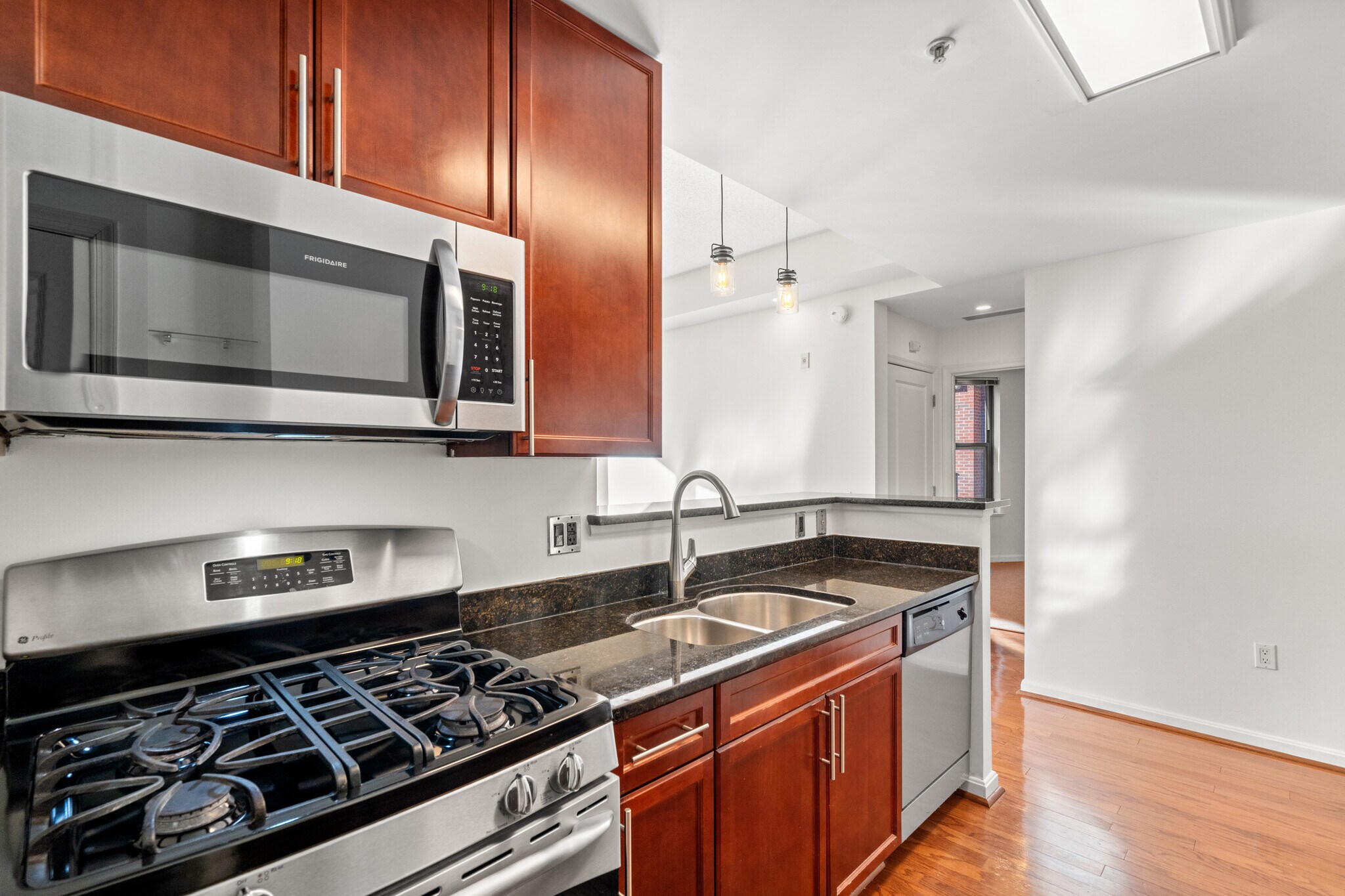 Gas Stove Top - 1390 Kenyon St NW
