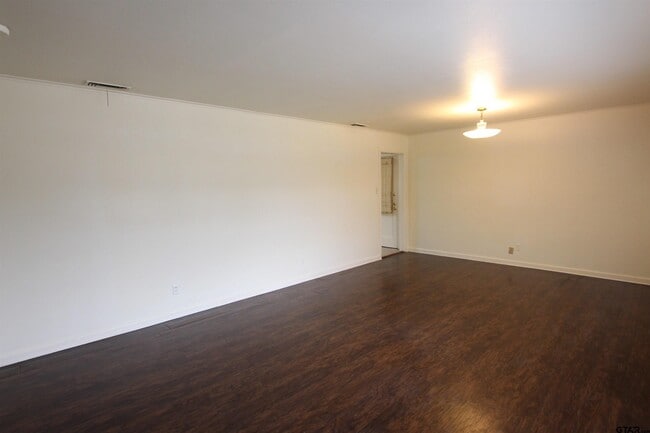 Building Photo - 2725 Tanglewood Dr