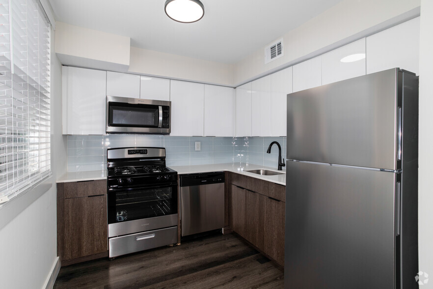 2BR, 1BA - 900SF - Kitchen - Parkview Manor