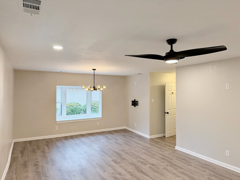 Building Photo - 2910 Driftwood Dr