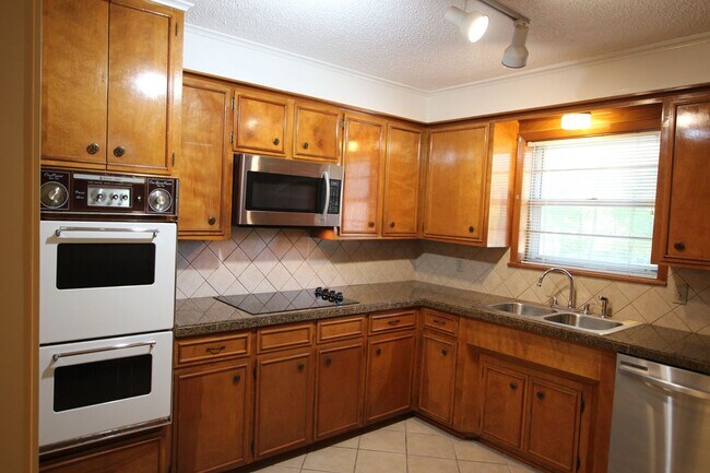 Building Photo - 1536 Crockett Dr