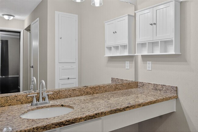 Building Photo - 10555 Turtlewood Ct