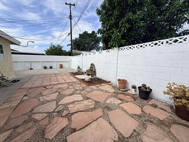 Building Photo - Spacious 3BR Home with Central AC & Private Yard in Baldwin Park
