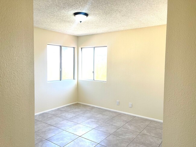 Building Photo - Spacious Five Bedroom Home in North Rialto...