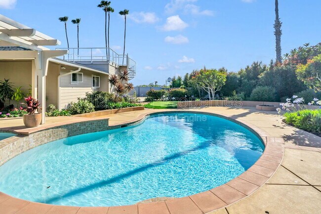 Building Photo - 5940 La Jolla Mesa Dr