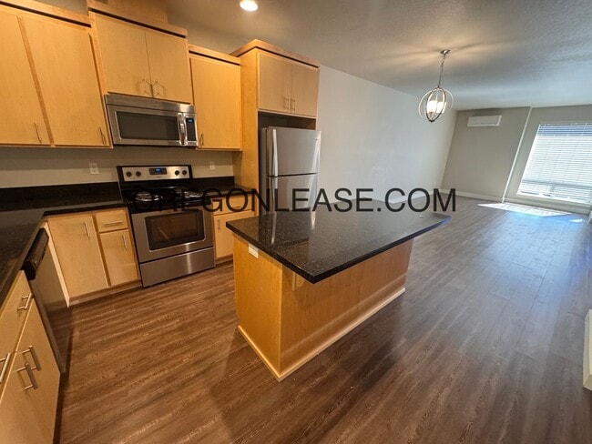 Building Photo - 2 bedroom 2.5 bath townhouse in Cal Young Area