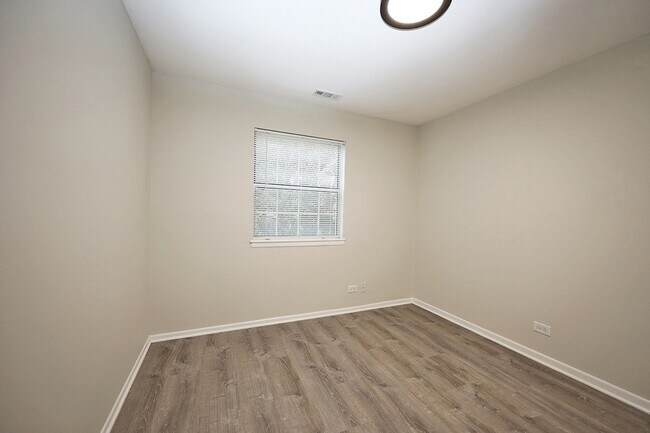 Building Photo - 40 N Victoria Ln