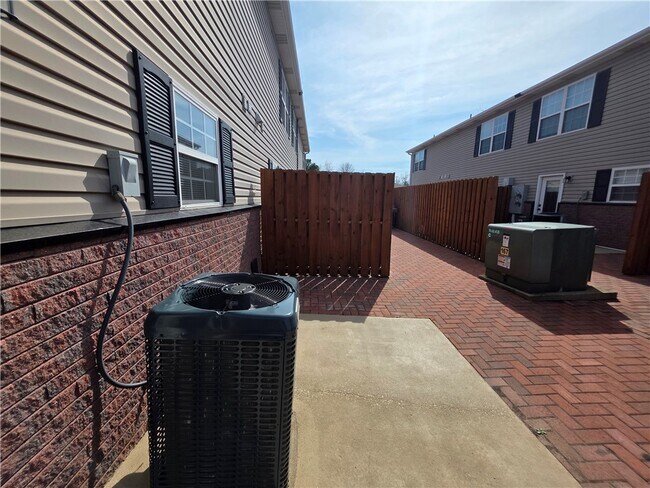 Building Photo - 2400 SE Jayel Terrace