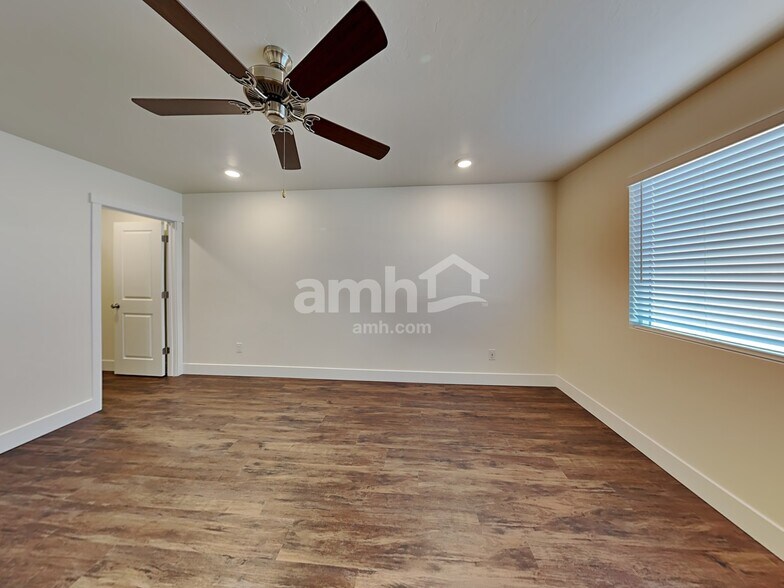 Building Photo - 6186 W Calle Lingo