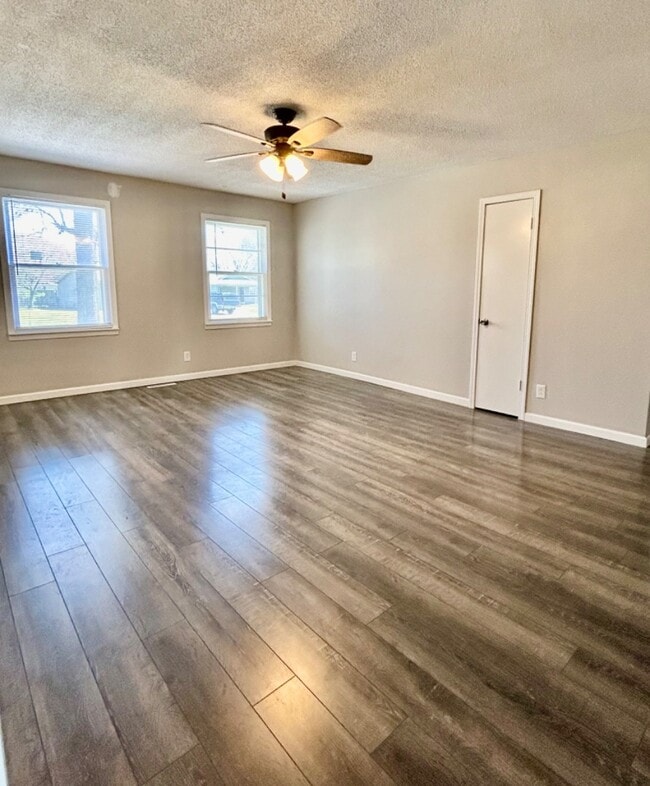 Building Photo - 825 David Ln