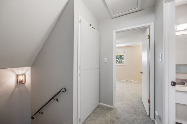Building Photo - 2 Bedroom 2.5 Bath Townhome in Southeast D...