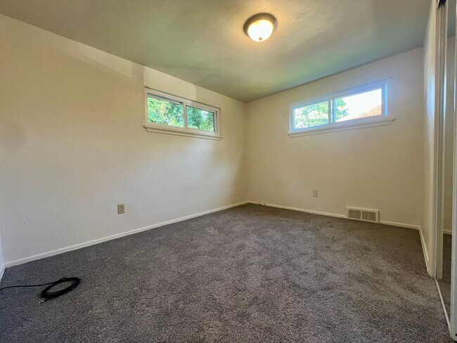 Building Photo - Incredible 3 Bedroom House in Quaint Plum Neighborhood! CALL TODAY!