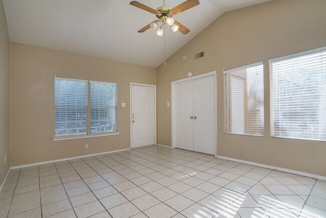 Building Photo - Charming 3-1-1 in S Dallas