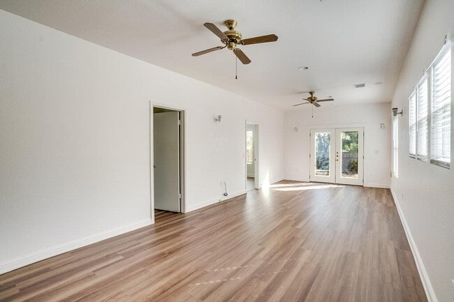 Building Photo - 809 Theresa Ave