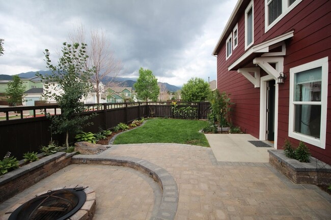 Building Photo - Beautiful 3bdrm 3bath home in Gold Hill Mesa