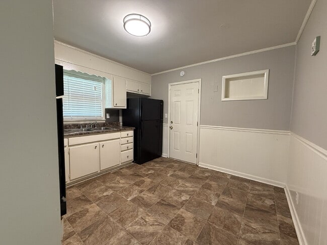 Building Photo - "Charming 3-Bed Home with Beautiful Hardwood Floors on Euclid Road!"
