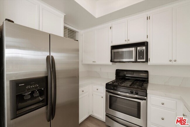 Building Photo - 1225 Armacost Ave