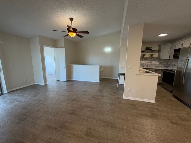 Building Photo - ANNUAL RENTAL - 2ND FLOOR 1 BED PLUS DEN/1 BATH CONDO IN GRANADA LAKES!