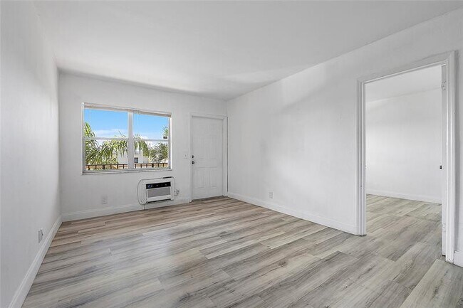 Building Photo - 1100 NE 9th Ave