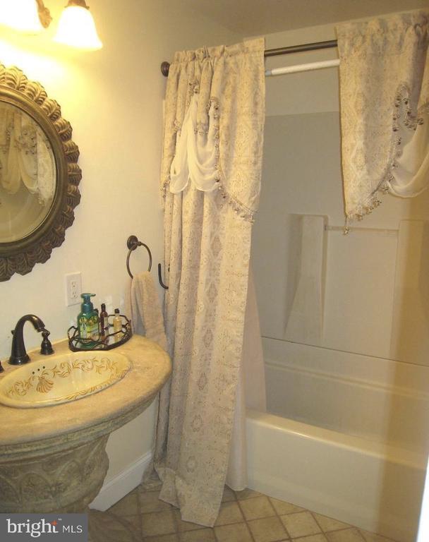 Building Photo - 130 Manton St