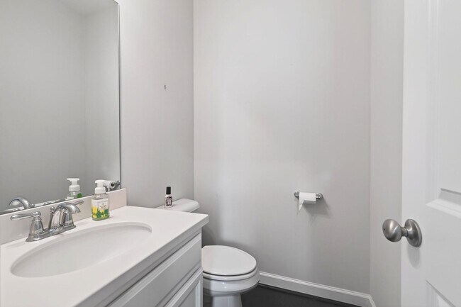 Building Photo - Stunning & Spacious Downtown Kennesaw Town...
