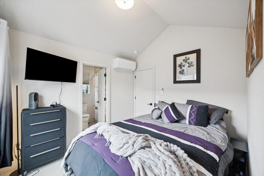 Queen Master Suite - 4836 NE 9th Ave