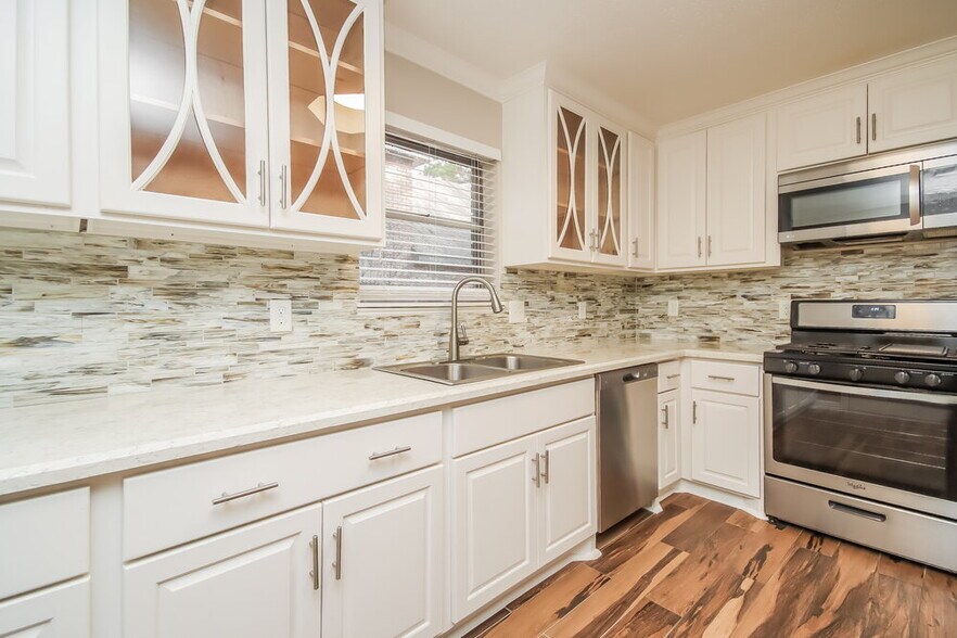 Building Photo - 15622 Thornbrook Dr