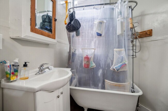 Building Photo - 6 bed/2 bath on Wheeler St., Mins. from UC for Only $650/pp ($3900/mo)!