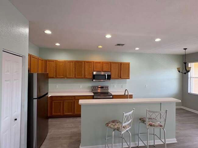 Building Photo - 3/2/1 Townhome in River Glen!