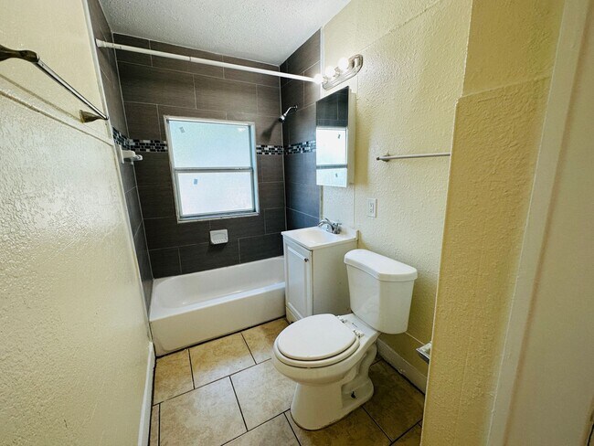 Building Photo - 3/1 2nd Story Duplex - Newly Updated!