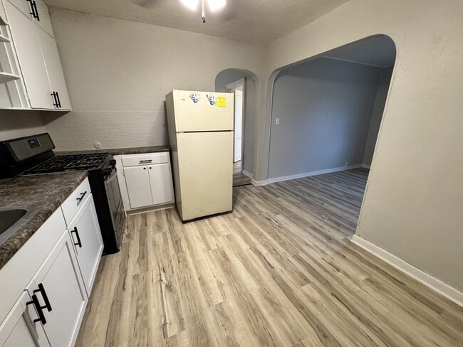 Building Photo - 727 E North St