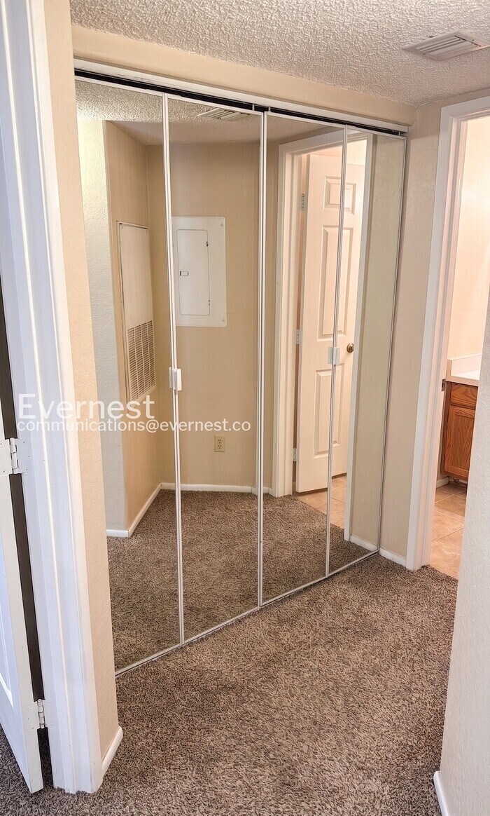 Building Photo - 6655 N Canyon Crest Dr