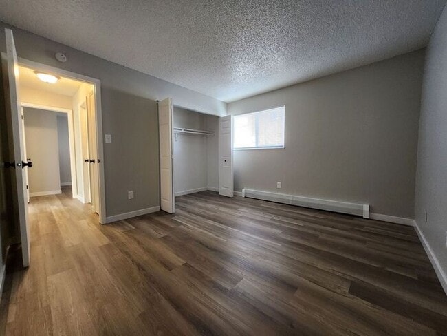 Building Photo - Spacious 2-Bedroom Apartment with Private ...