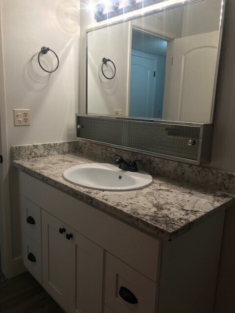 Building Photo - Super cute  2 bedroom 1 bath condo