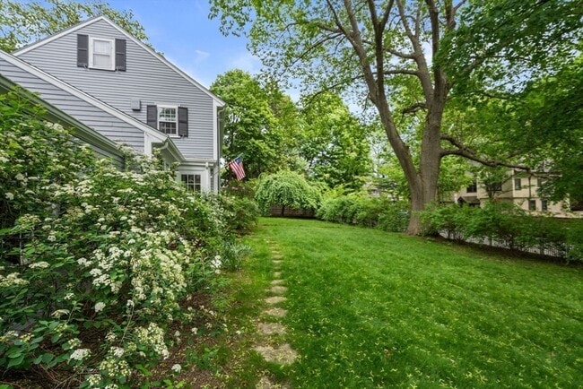 Building Photo - 205 Brattle St
