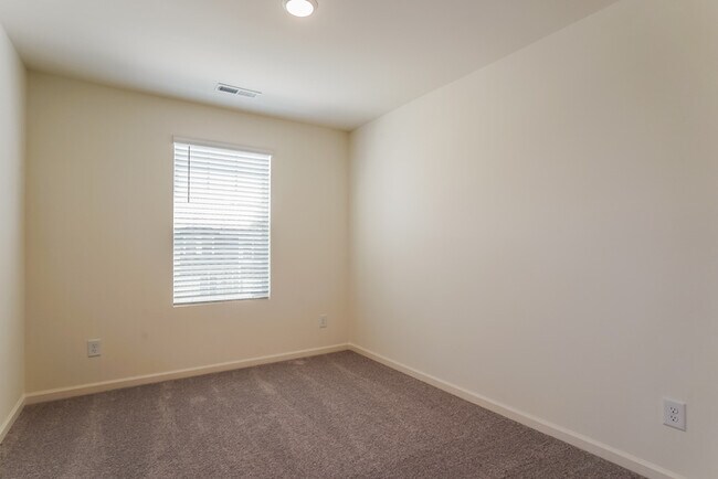 Building Photo - Fantastic 3bd/2ba home! Coming soon!