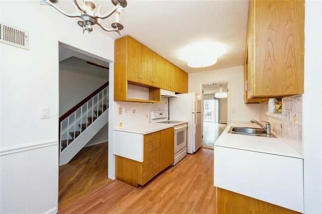 Building Photo - 99 Brush Hollow Close