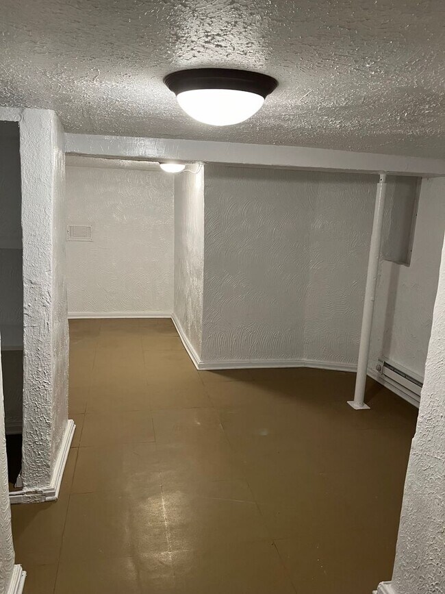 Building Photo - Spacious 3Bed/1 Bath Townhouse
