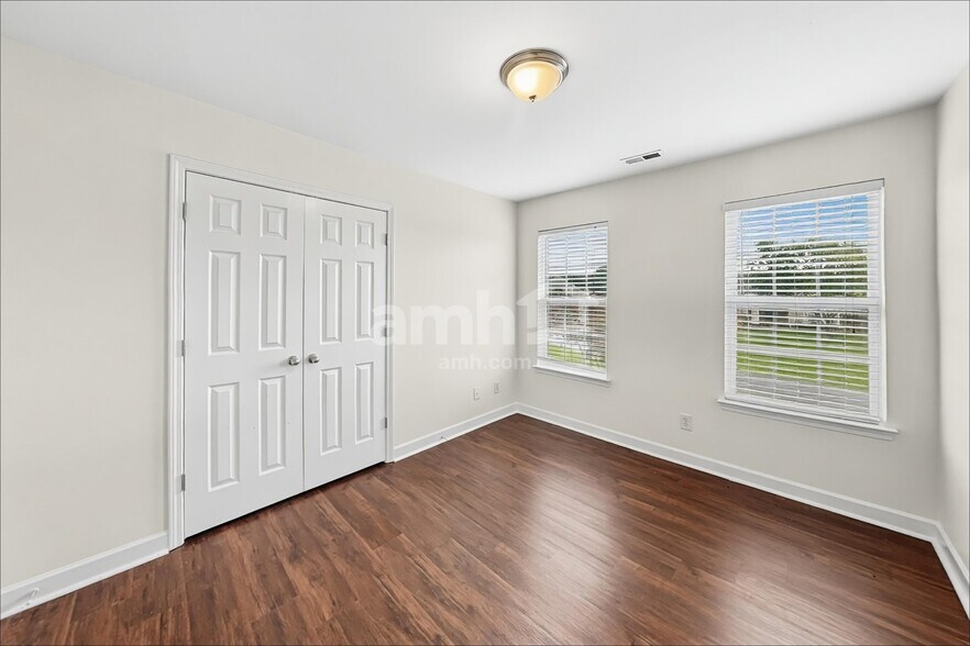 Building Photo - 241 Brook Glen Dr