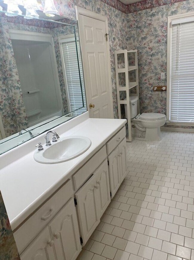 Building Photo - 4712 Lakeview Estates Dr
