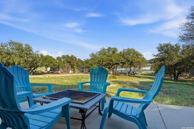 Building Photo - 2681 Lakeview Dr
