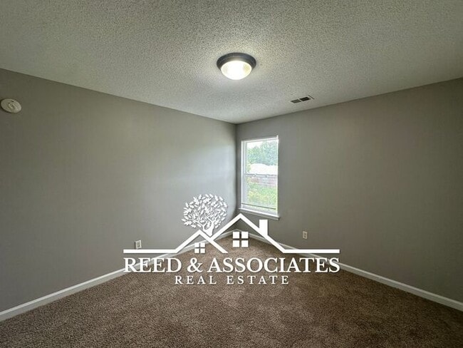 Building Photo - 2-Story Home Located in Quiet Cove!