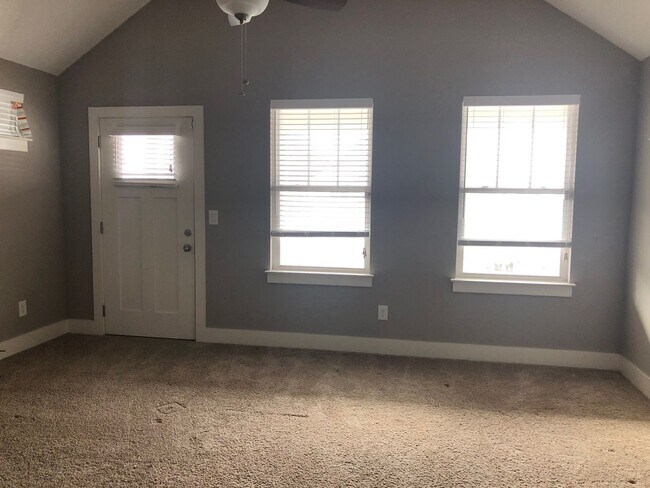 Building Photo - Stunning home in Historic West Town!