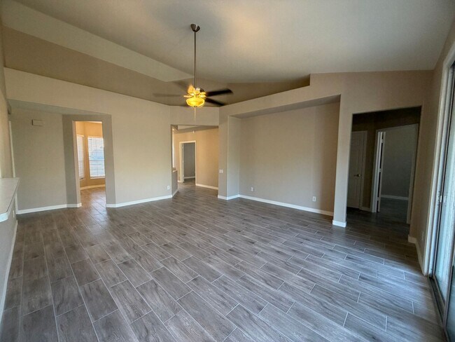 Building Photo - UPDATED BEAUTY IN GARDEN LAKES