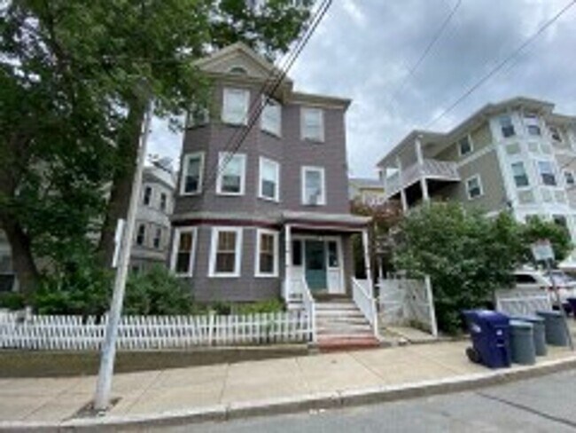 Building Photo - NEU 4 BR Apartment (in unit laundry!)- NO FEE - 9/1