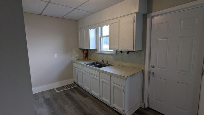 Building Photo - Charming 3-bedroom, 1.5-bathroom house loc...