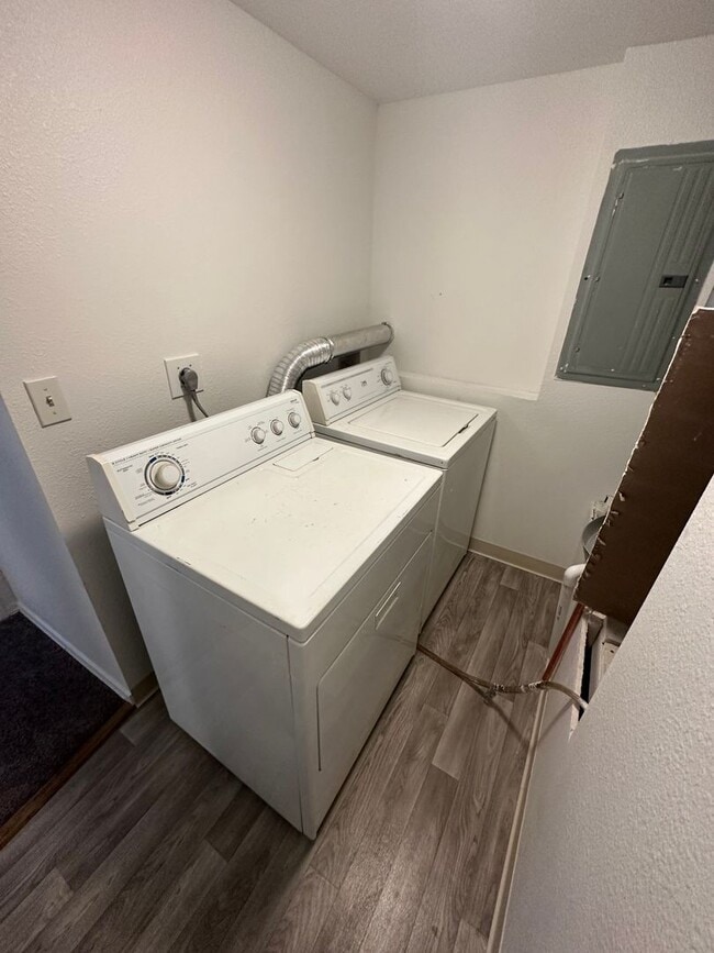 Building Photo - 2 bedroom | 1 bathroom | Single Family | B...
