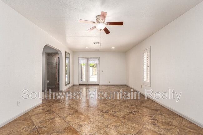 Building Photo - 2020 W Natal Cir