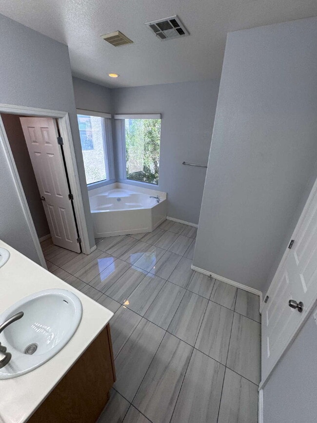 Building Photo - Centennial Hills 4-bedrooms with 2.5 bath