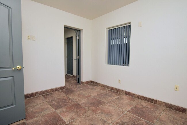 Building Photo - Stand Alone 2 Bed 1 Bath with Private Yard...
